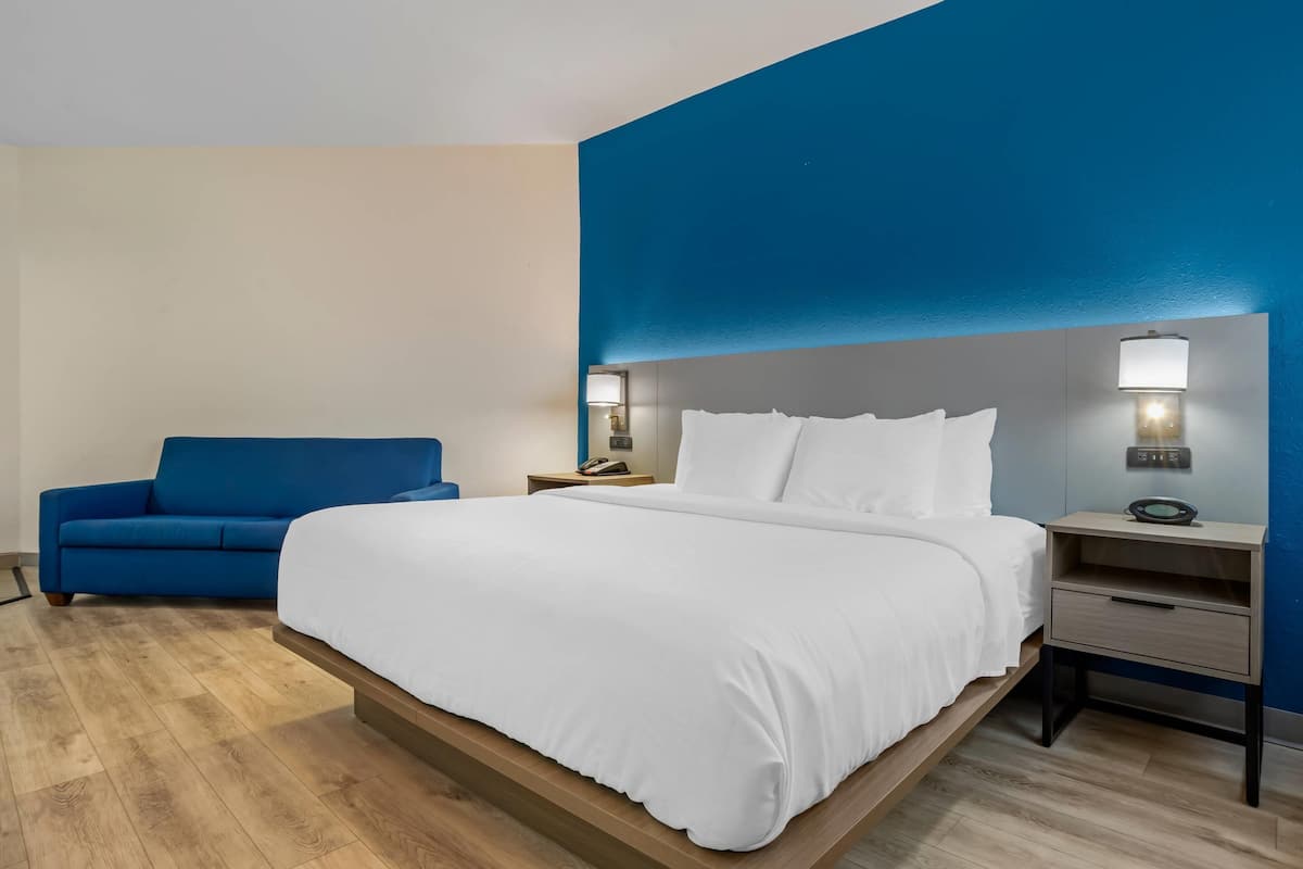 Een bureau, een laptopwerkplek, een strijkplank/strijkijzer, gratis wifi