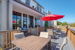 Alberca techada, acceso de 08:00 a 22:00, y camastros 