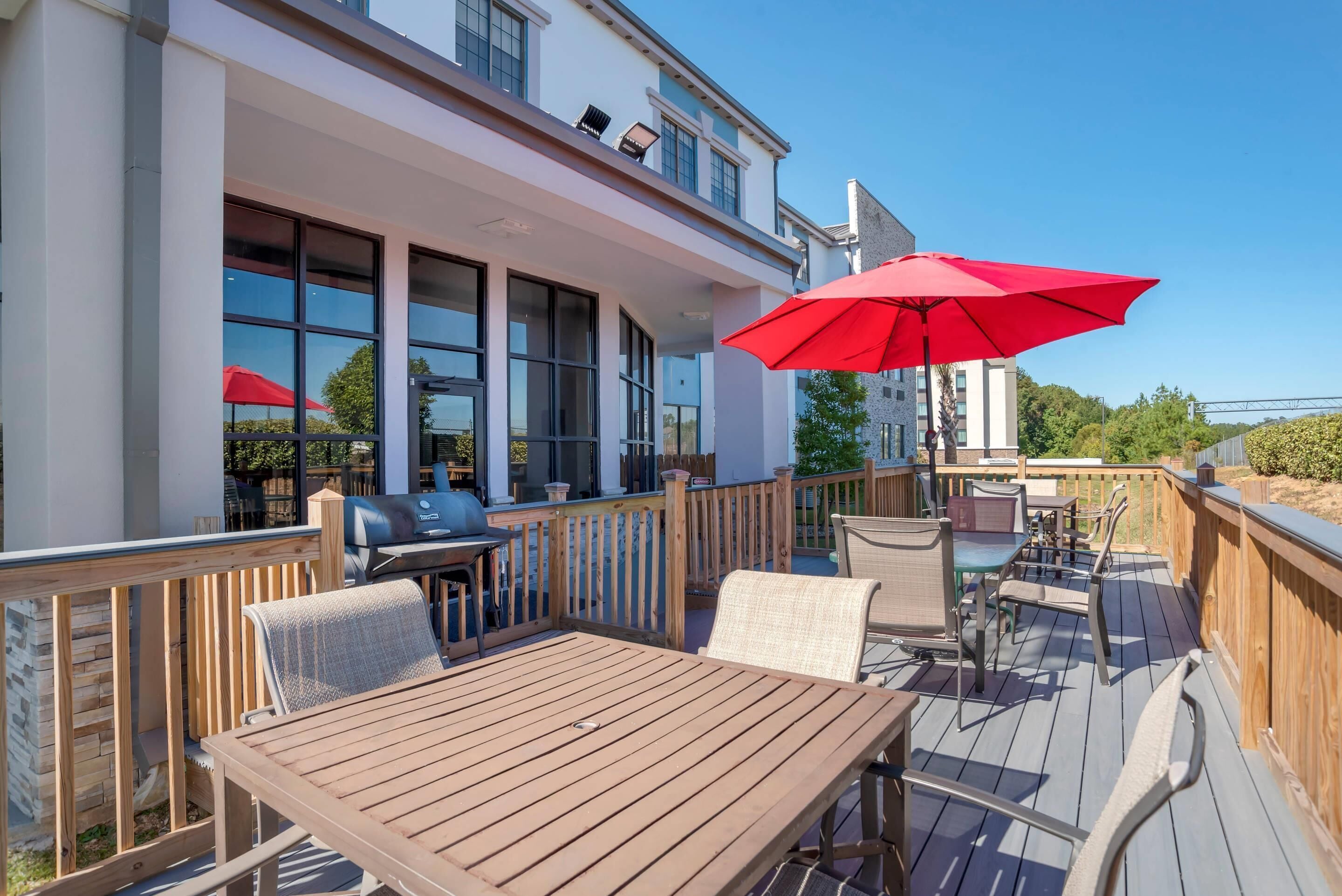 Alberca techada, acceso de 08:00 a 22:00, y camastros 