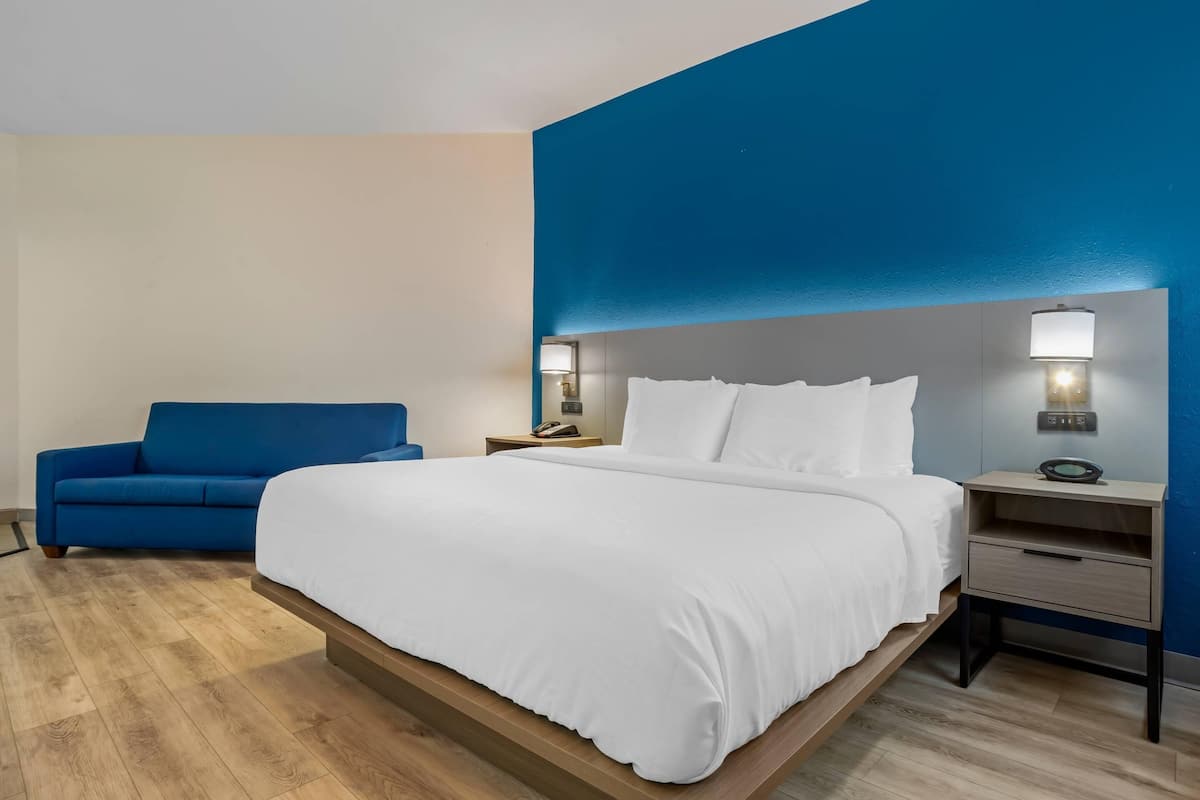 Desk, laptop workspace, iron/ironing board, free WiFi