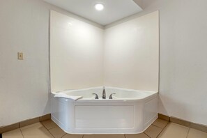 Presidential Suite, 1 King Bed with Sofa bed, Non Smoking, Hot Tub - Comfort Suites Hattiesburg near University (Hattiesburg)