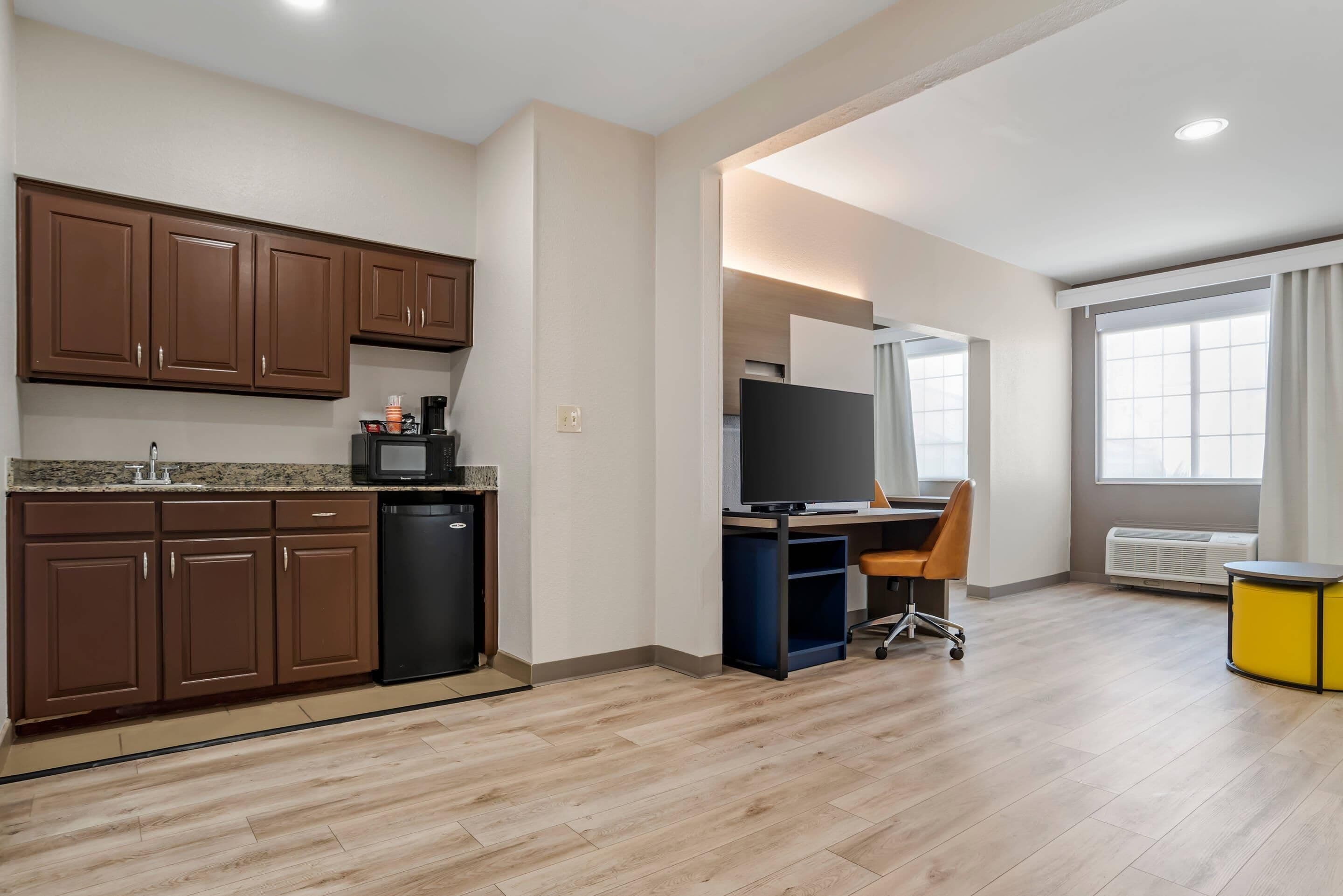 Desk, laptop workspace, iron/ironing board, free WiFi