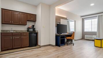 Desk, laptop workspace, iron/ironing board, free WiFi