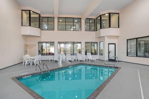 Piscina coperta, con ingresso dalle 10:00 alle 20:00, lettini