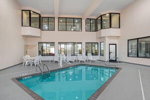 Piscina interna, funciona das 10h às 20h, espreguiçadeiras