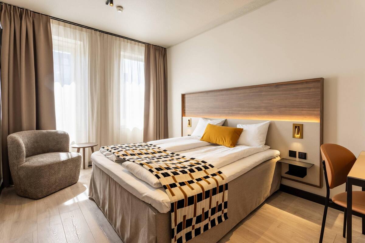 Standard Double Non Smoking | Soundproofing, cots/infant beds, bed sheets
