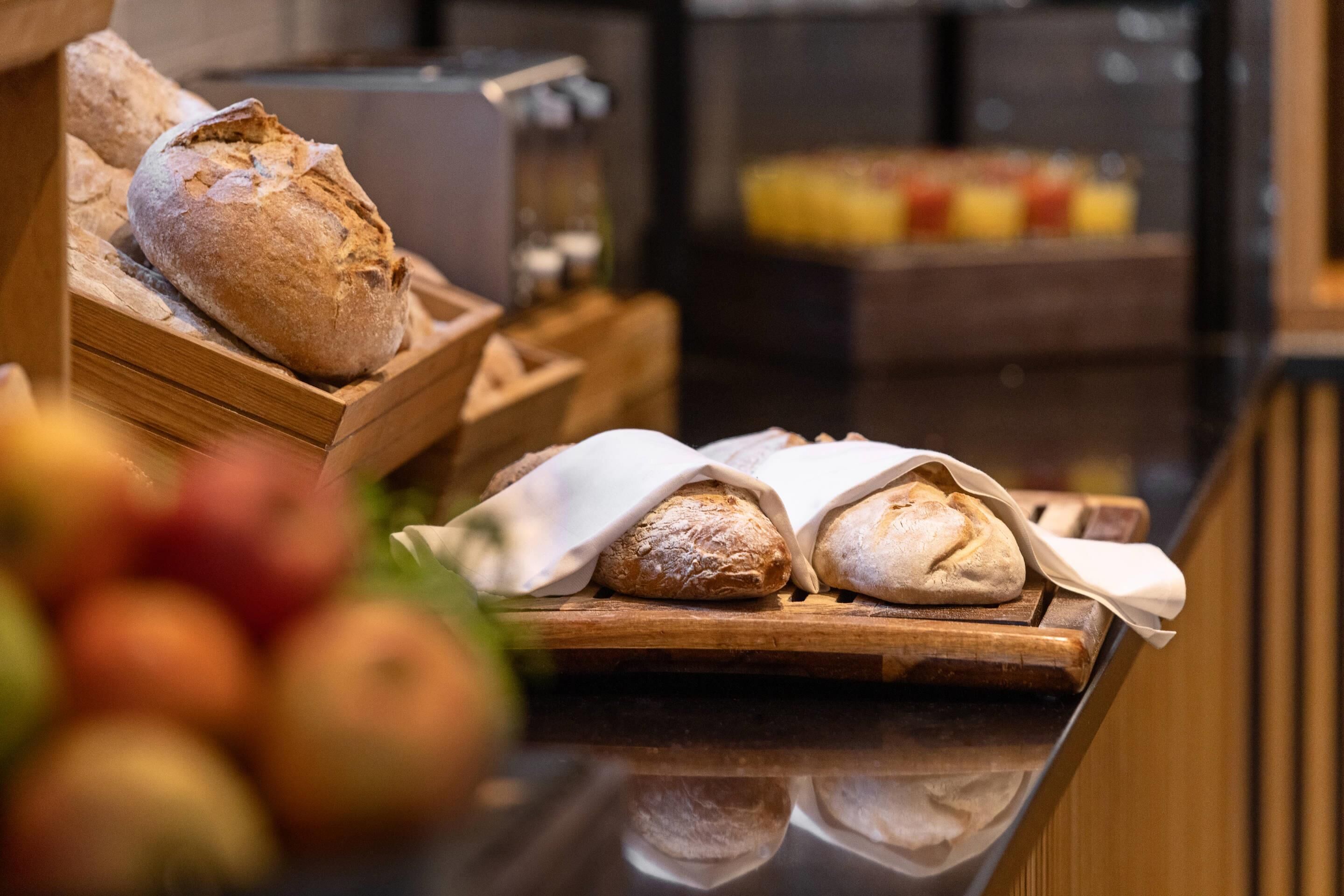Une vitrine de boulangerie présentant une variété de pains et de pâtisseries.