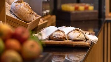 Une vitrine de boulangerie présentant une variété de pains et de pâtisseries.