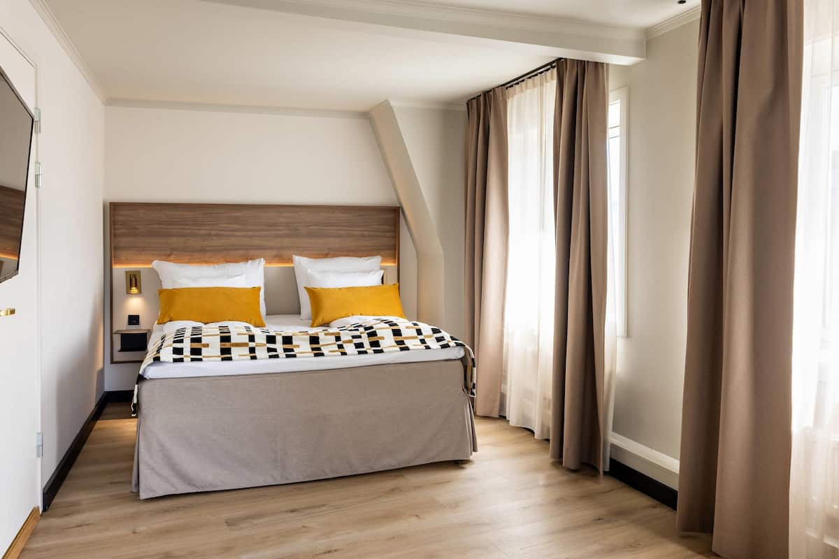 Deluxe Double Room, Non Smoking (with Sofa Bed) | Soundproofing, cribs (surcharge), bed sheets