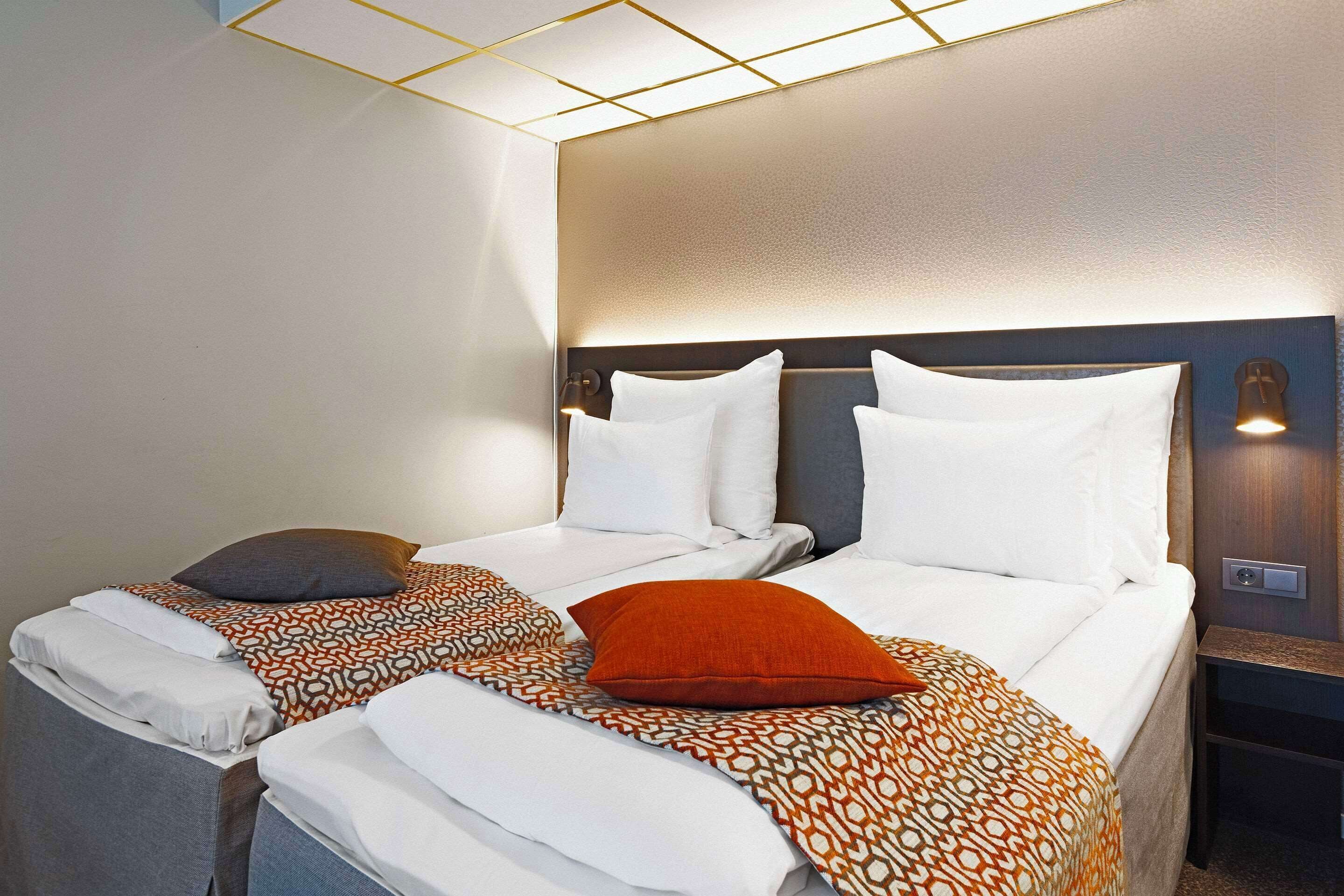 Lydisolert, strykejern/-brett og barnesenger