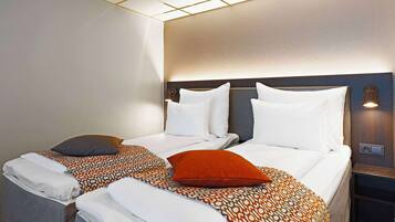 Lydisolert, strykejern/-brett og barnesenger