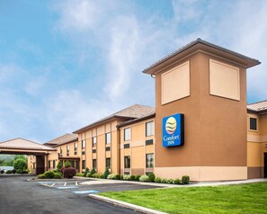 A Comfort Inn hotel with a modern design, featuring a flat roof and a large parking lot. - Quality Inn Dunkirk (Dunkirk)