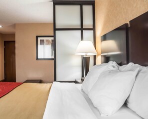 Escritorio, tabla de planchar con plancha, wifi gratis y ropa de cama