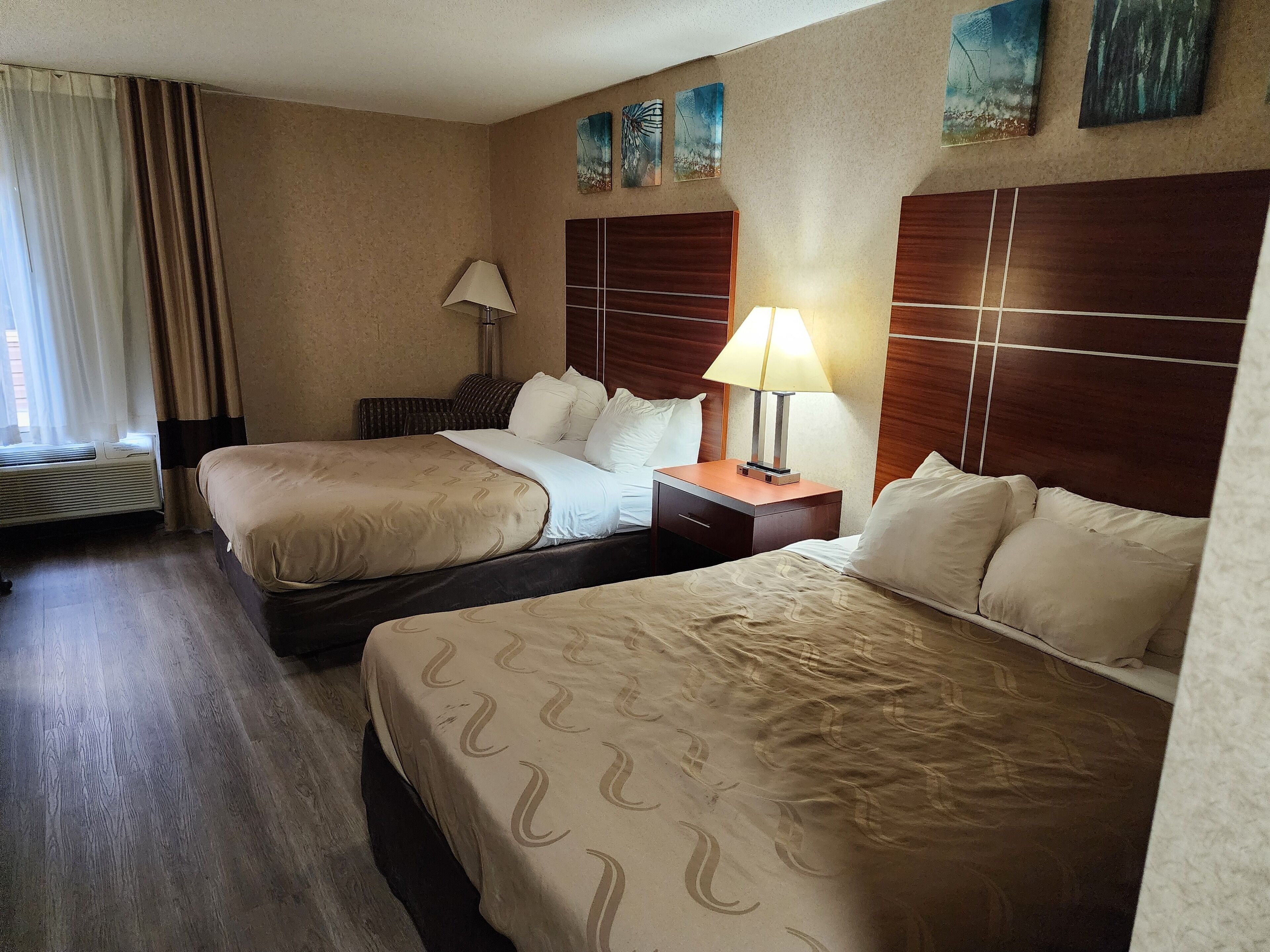 أغطية فراش متميزة ومكتب و مكواة/لوح كي وواي فاي مجانًا