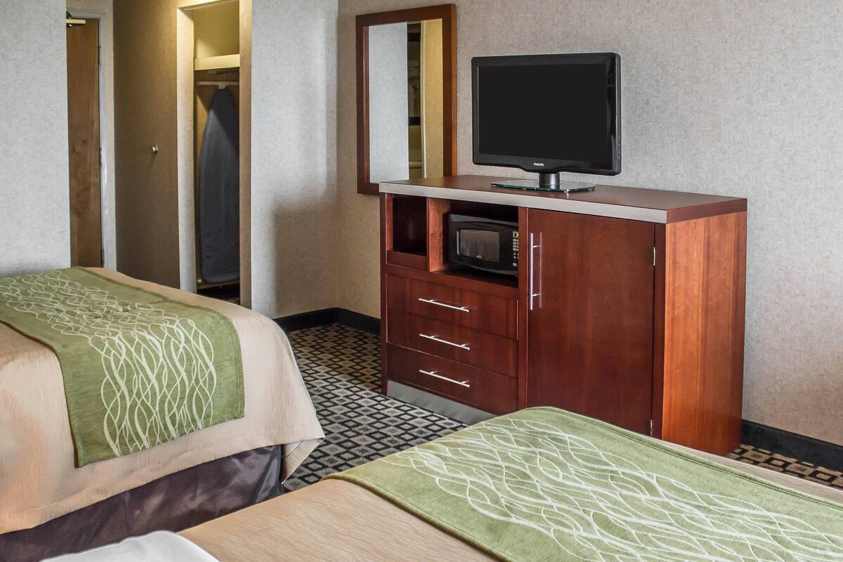 Standaard kamer, 2 queensize bedden | Luxe beddengoed, een bureau, een strijkplank/strijkijzer, gratis wifi