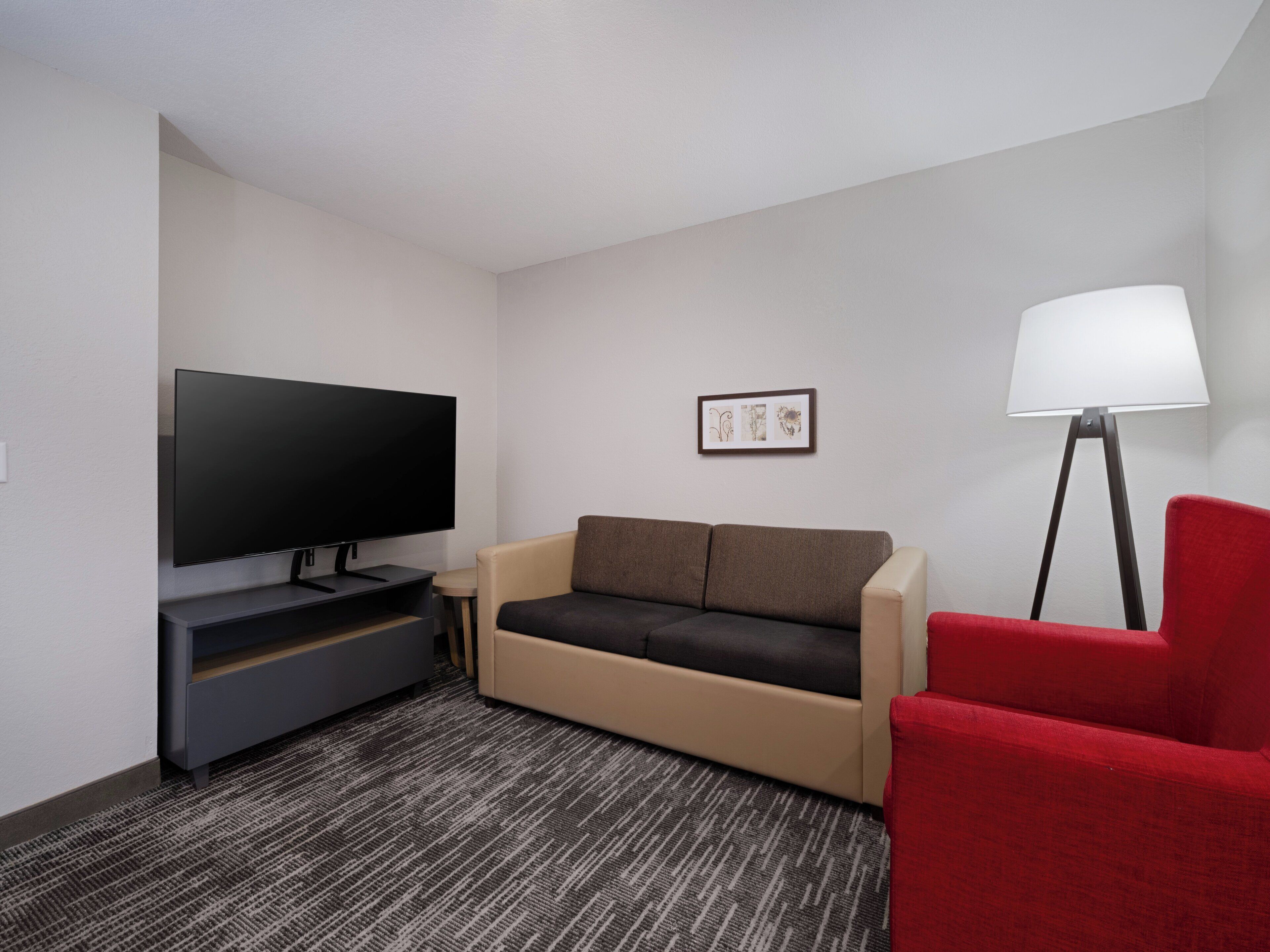 套房, 1 間臥室 | 高級寢具、書桌、遮光窗簾/窗簾、熨斗/熨衫板