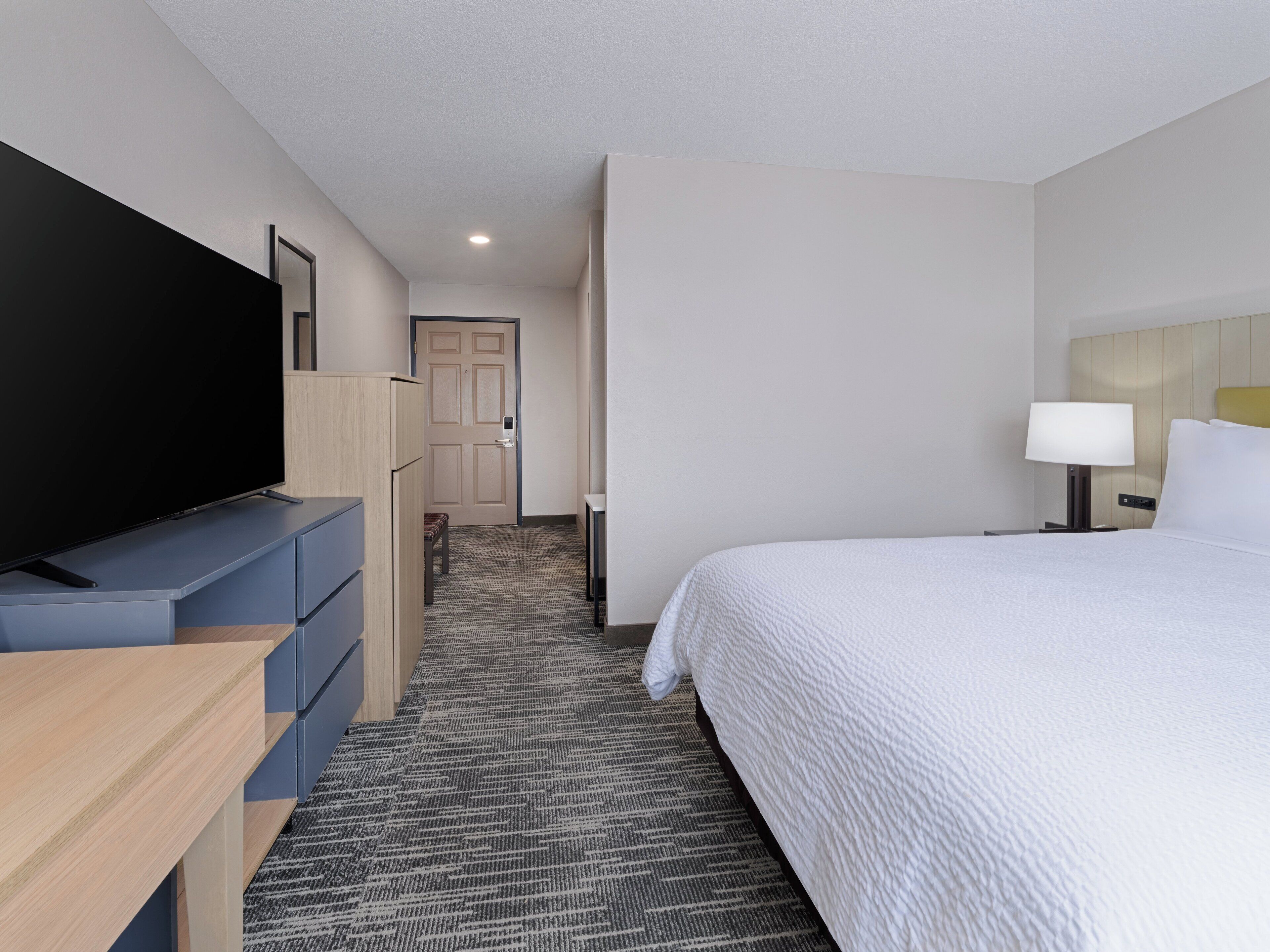 Standard Room, 1 Queen Bed | Premium bedding, desk, blackout drapes, iron/ironing board