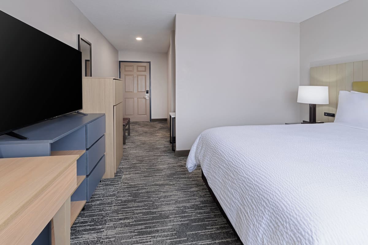 Standard Room, 1 Queen Bed | Premium bedding, desk, blackout drapes, iron/ironing board