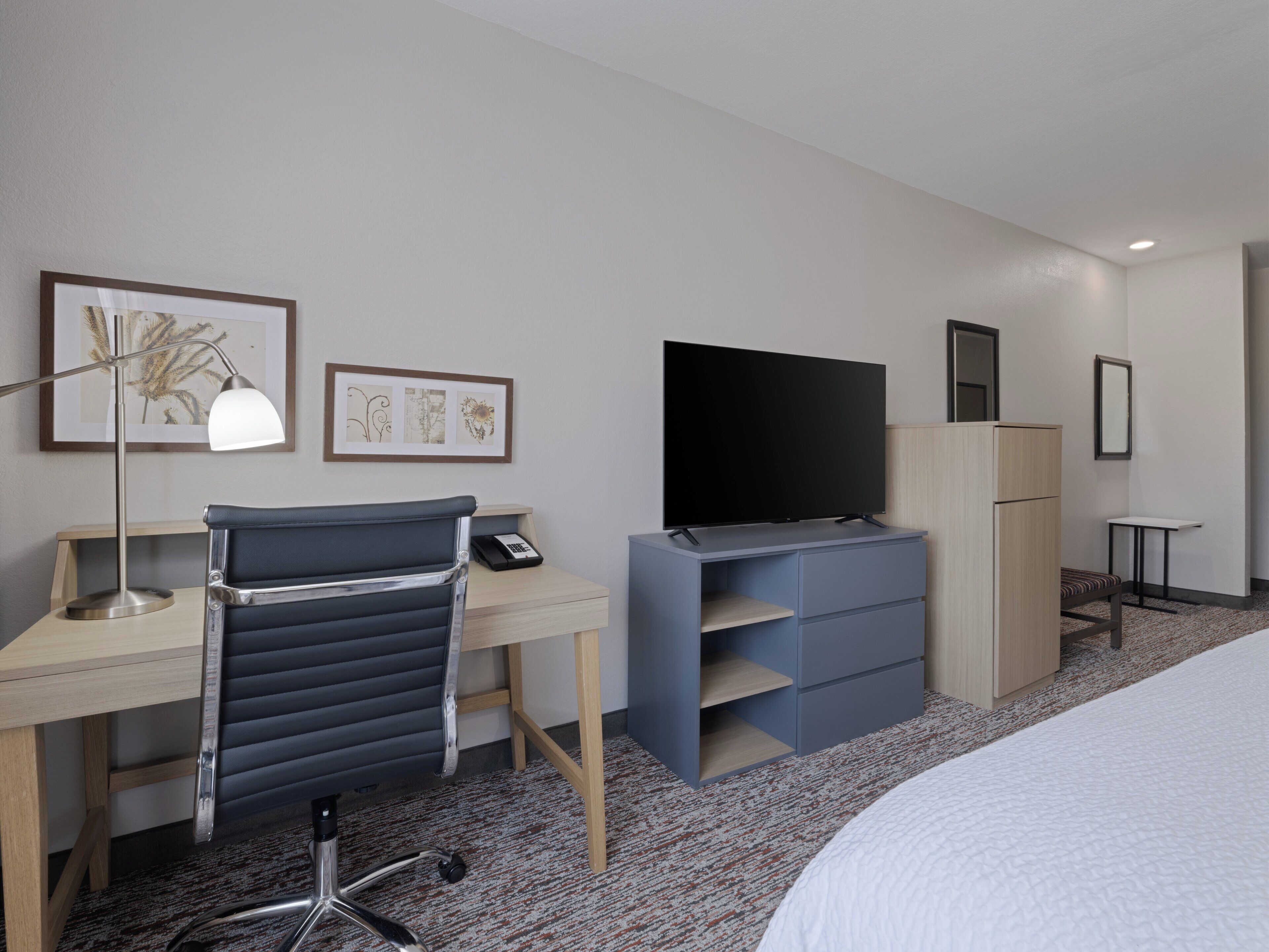 套房, 1 張特大雙人床 | 高級寢具、書桌、遮光窗簾/窗簾、熨斗/熨衫板