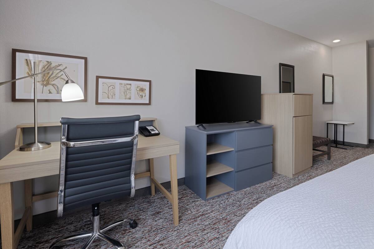 Suite, 1 cama King size | 1 habitación, ropa de cama de alta calidad y escritorio