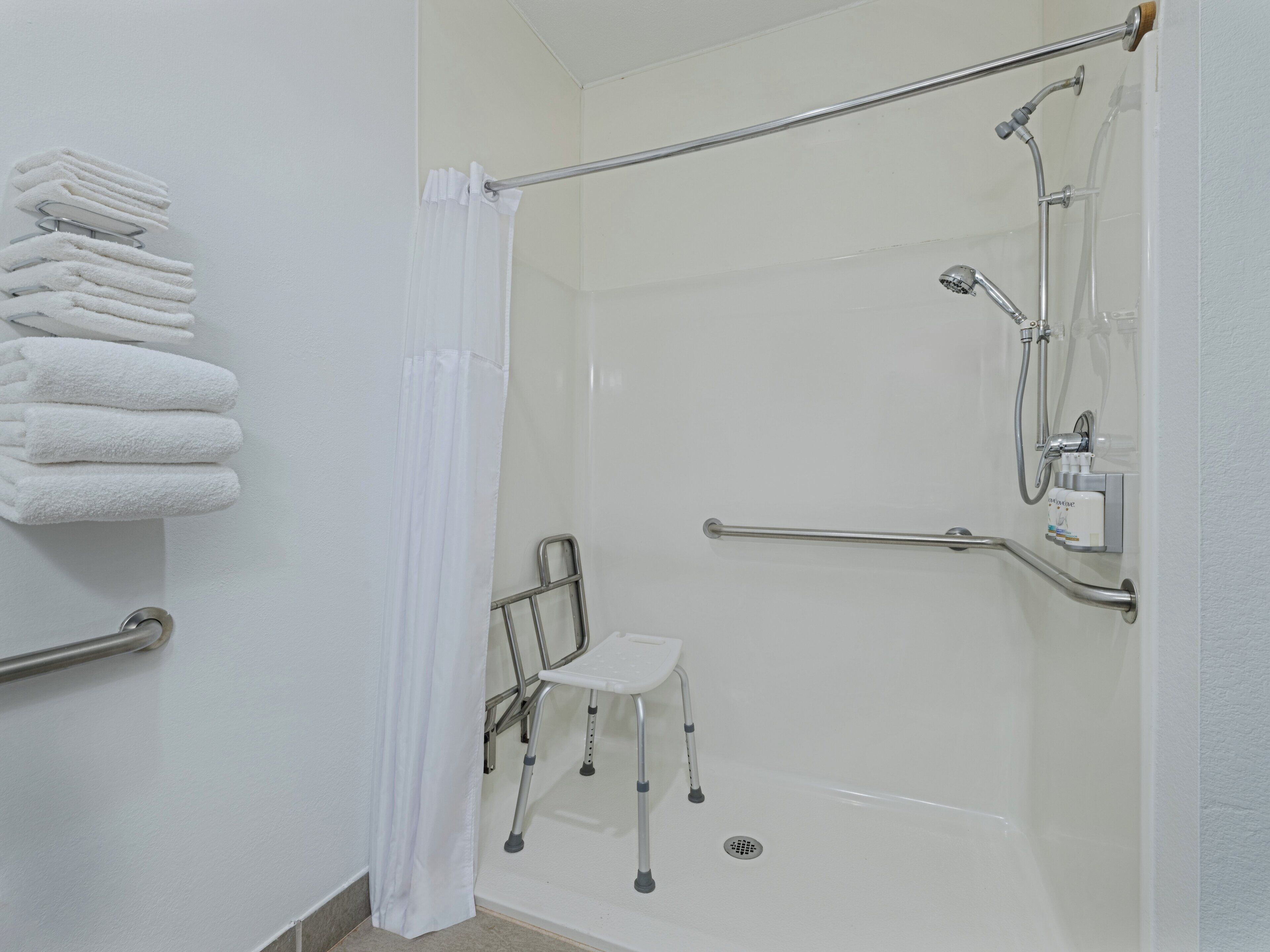 標準客房, 2 張加大雙人床, 身障無障礙空間 (Communications) | 高級寢具、書桌、遮光窗簾/窗簾、熨斗/熨衫板