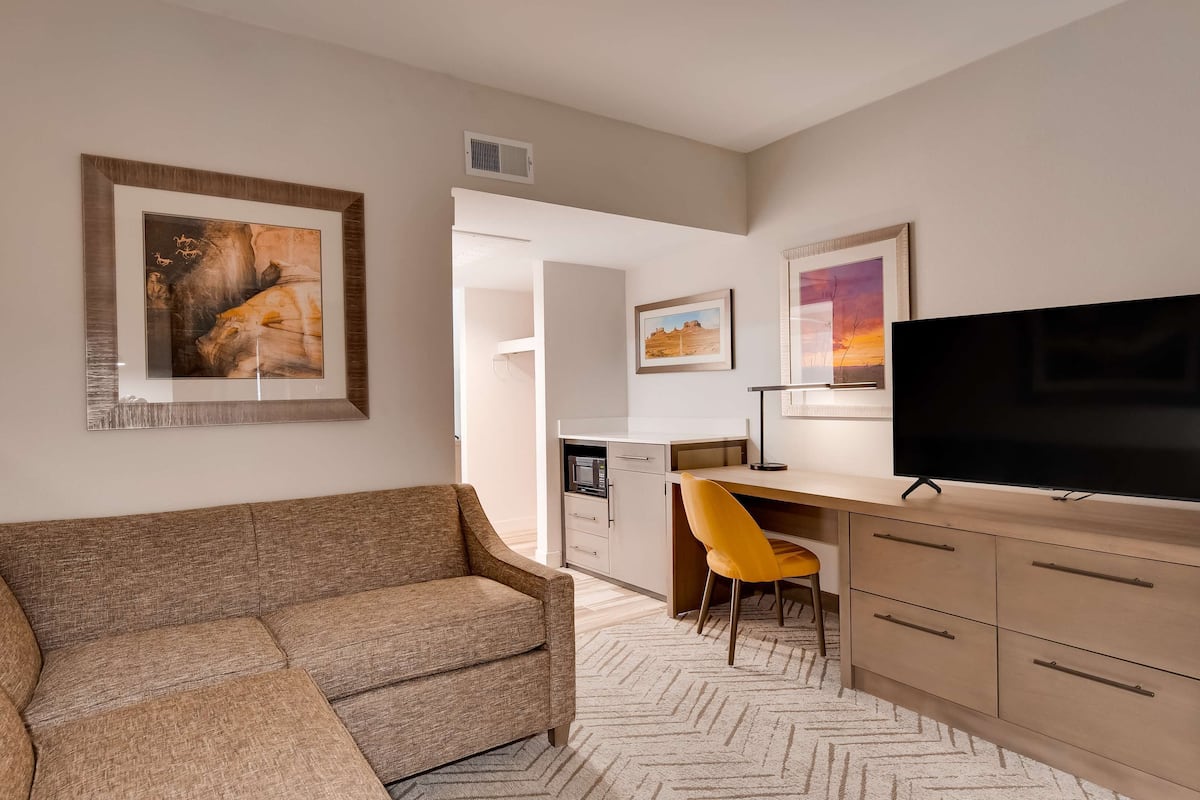 Premium bedding, in-room safe, desk, laptop workspace
