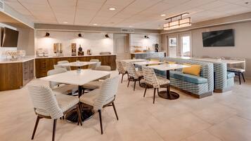 Se ofrece un desayuno para llevar todos los días (9.99 USD por persona)