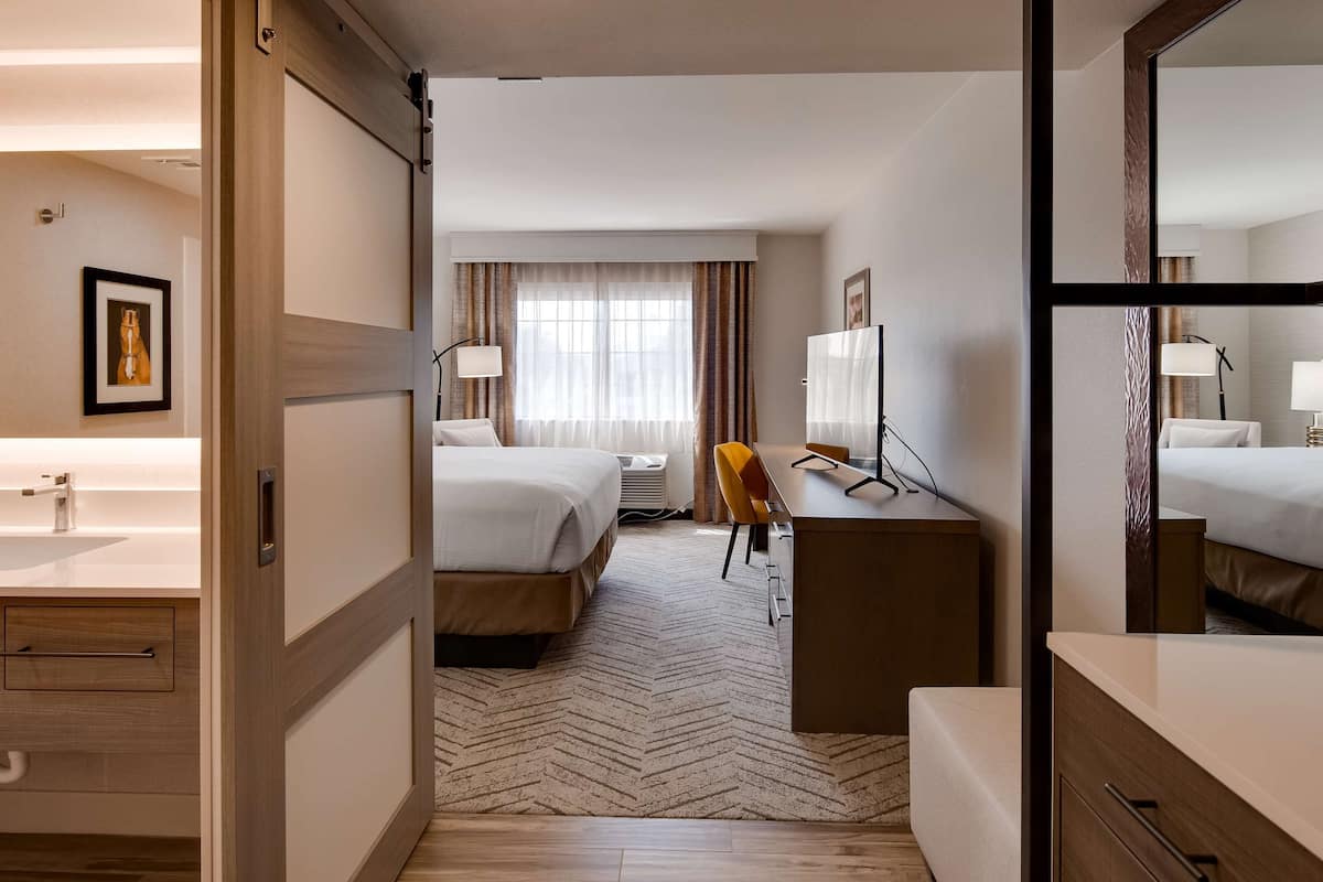 standard room, 1 king bed, non smoking, refrigerator & microwave | premium bedding, in-room safe, desk, laptop workspace