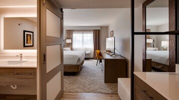 Ropa de cama de alta calidad y caja de seguridad en la habitación 