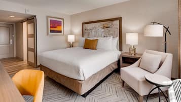 Ropa de cama de alta calidad y caja de seguridad en la habitación