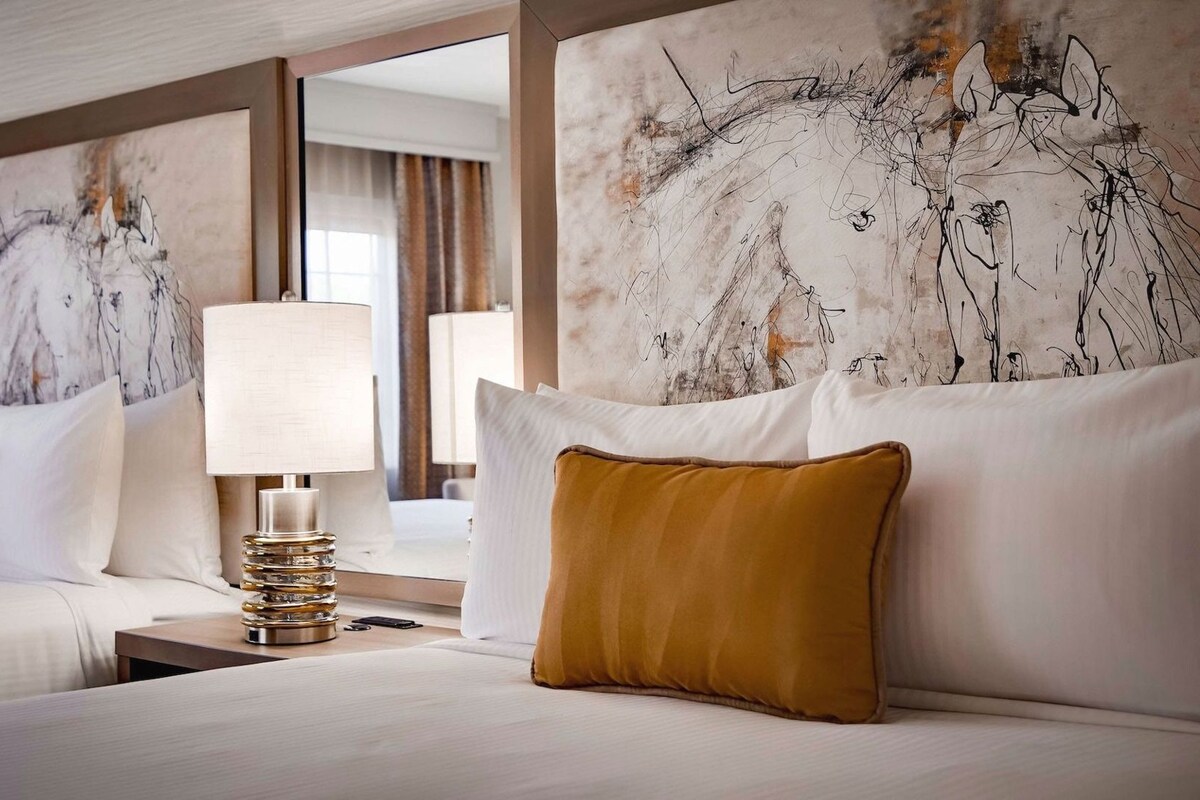 Premium bedding, in-room safe, desk, laptop workspace