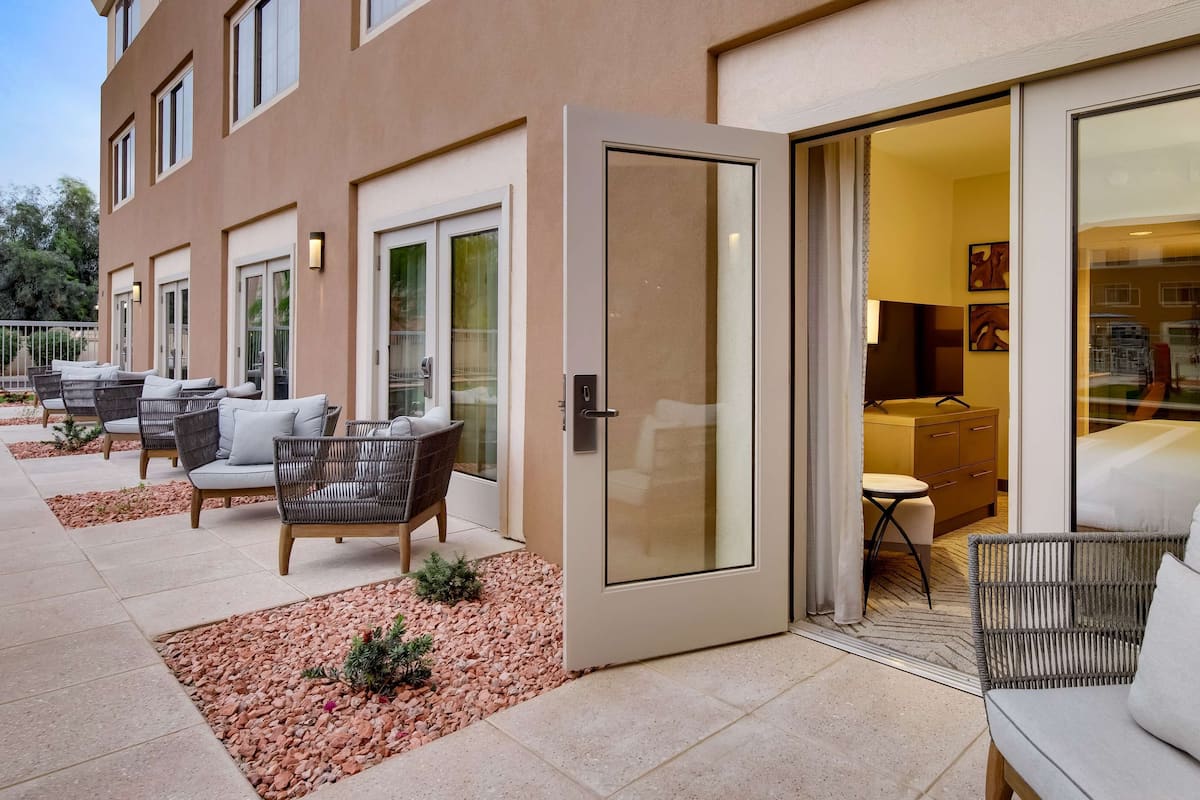 Suite, 1 très grand lit, non-fumeur, patio (with Sofabed) | Équipements de la chambre