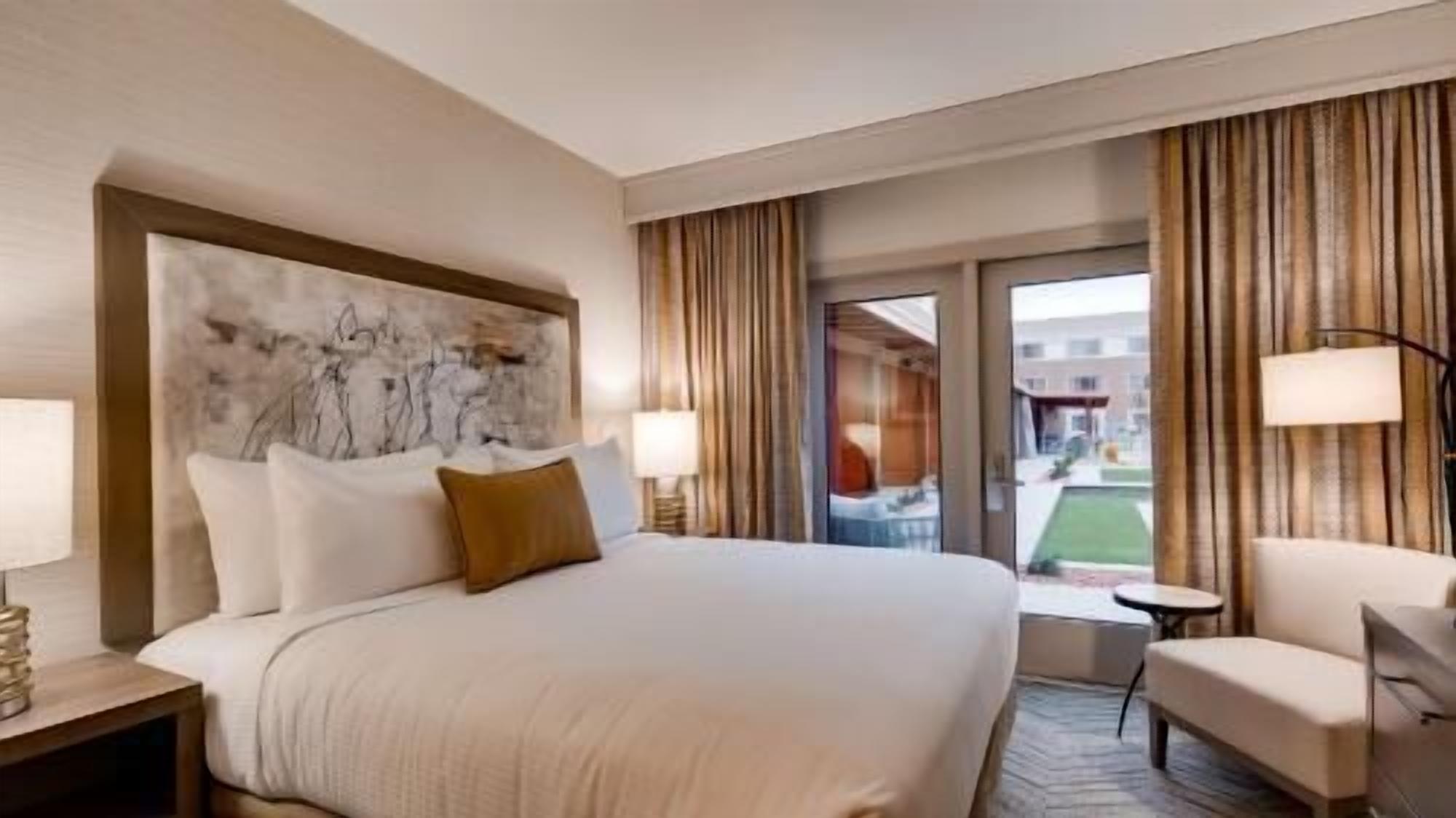 Ropa de cama de alta calidad y caja de seguridad en la habitación 