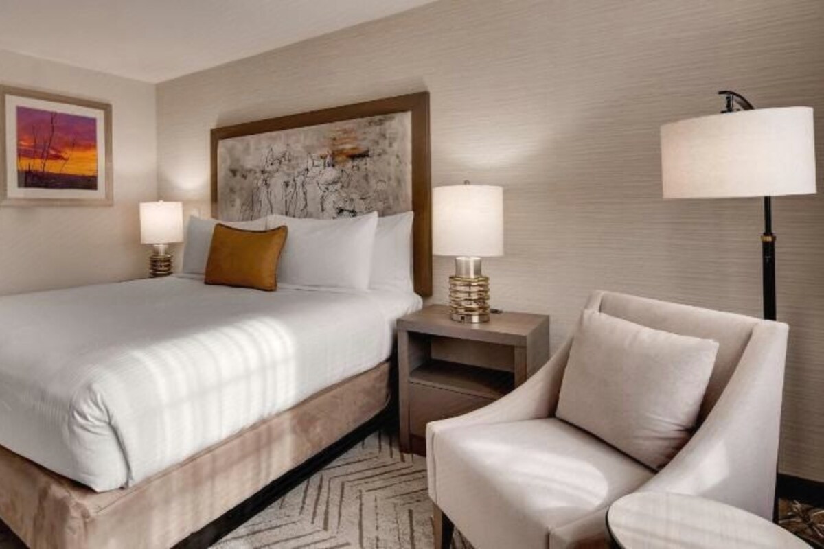 Premium bedding, in-room safe, desk, laptop workspace