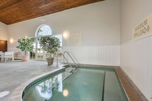 Piscine intérieure, chaises longues