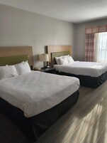客房, 2 张大床, 无烟房 | 高档床上用品、遮光窗帘、熨斗/熨衣板、免费婴儿床