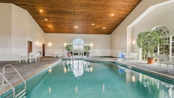 Piscina interna, espreguiçadeiras