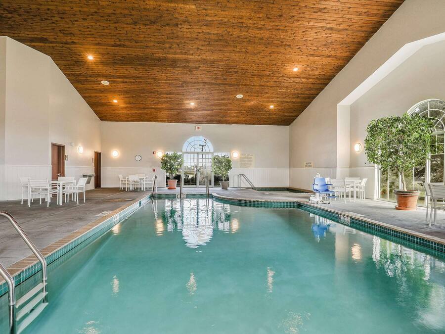 Kolam renang indoor, dengan kursi berjemur