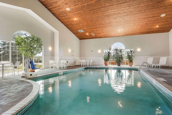 Piscine couverte, chaises longues