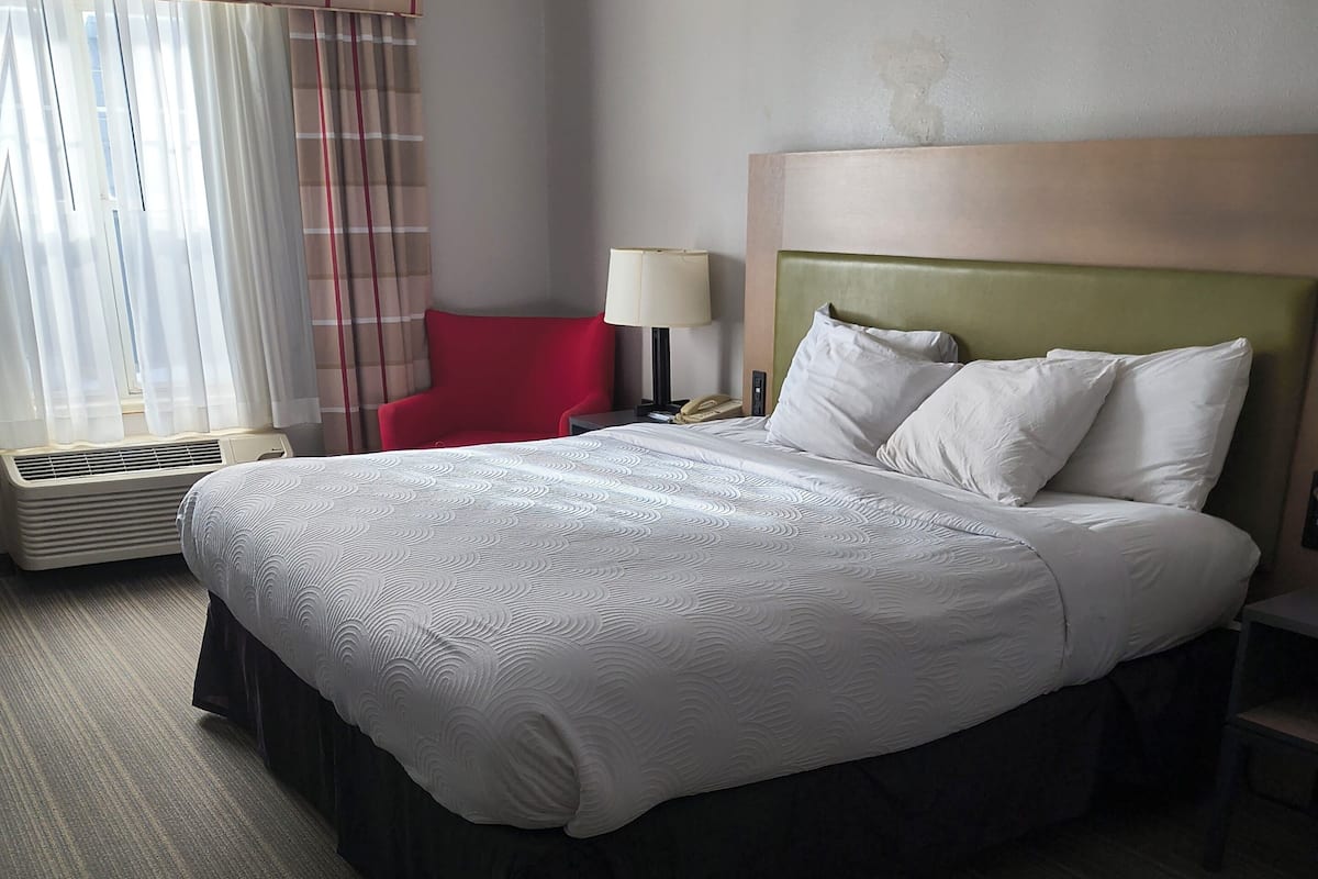 Premium bedding, blackout drapes, iron/ironing board