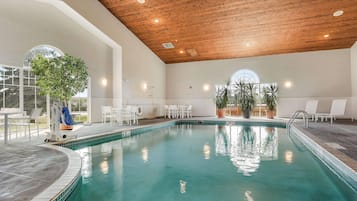 Piscina interna, espreguiçadeiras