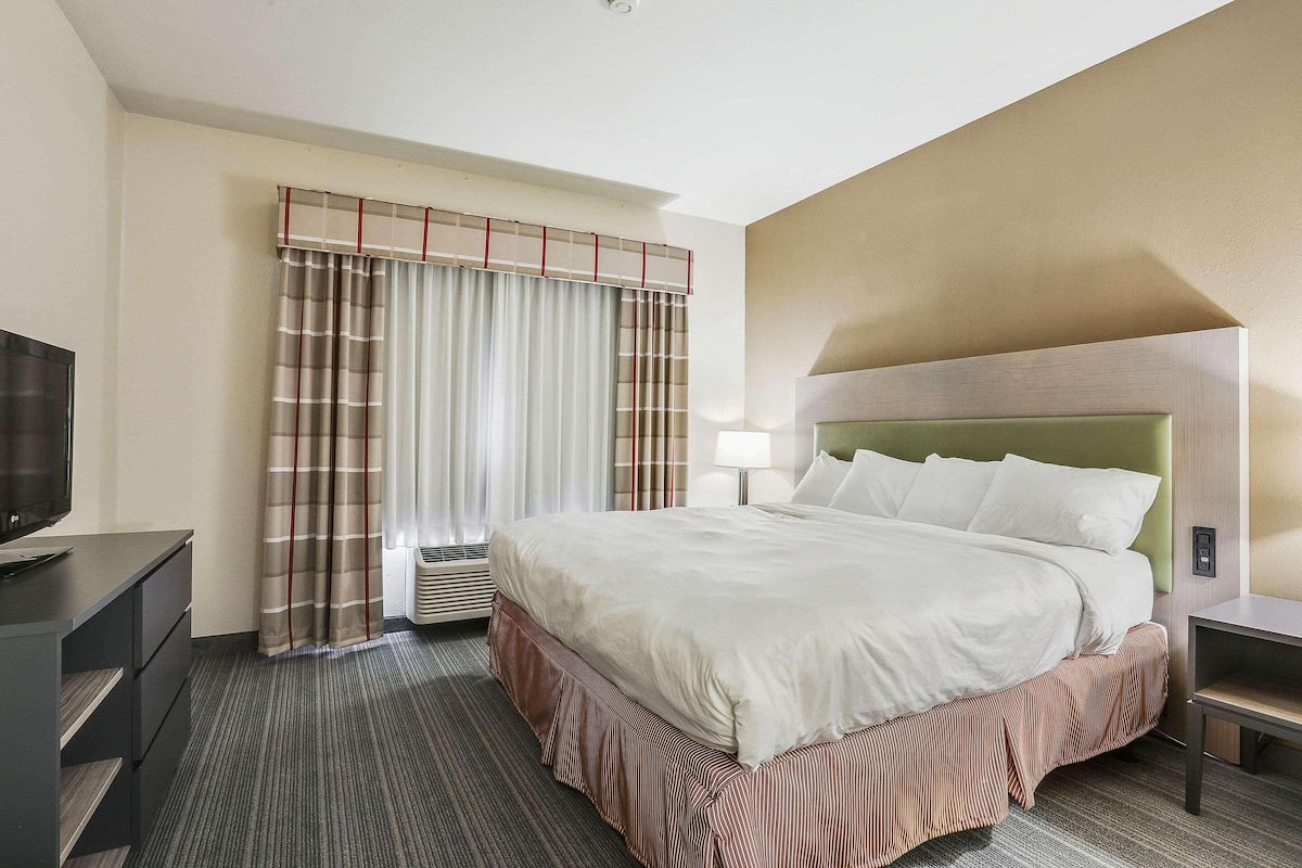 Premium bedding, blackout drapes, iron/ironing board, cribs (free)