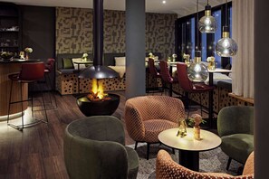 2 bars/lounges, cocktail bar