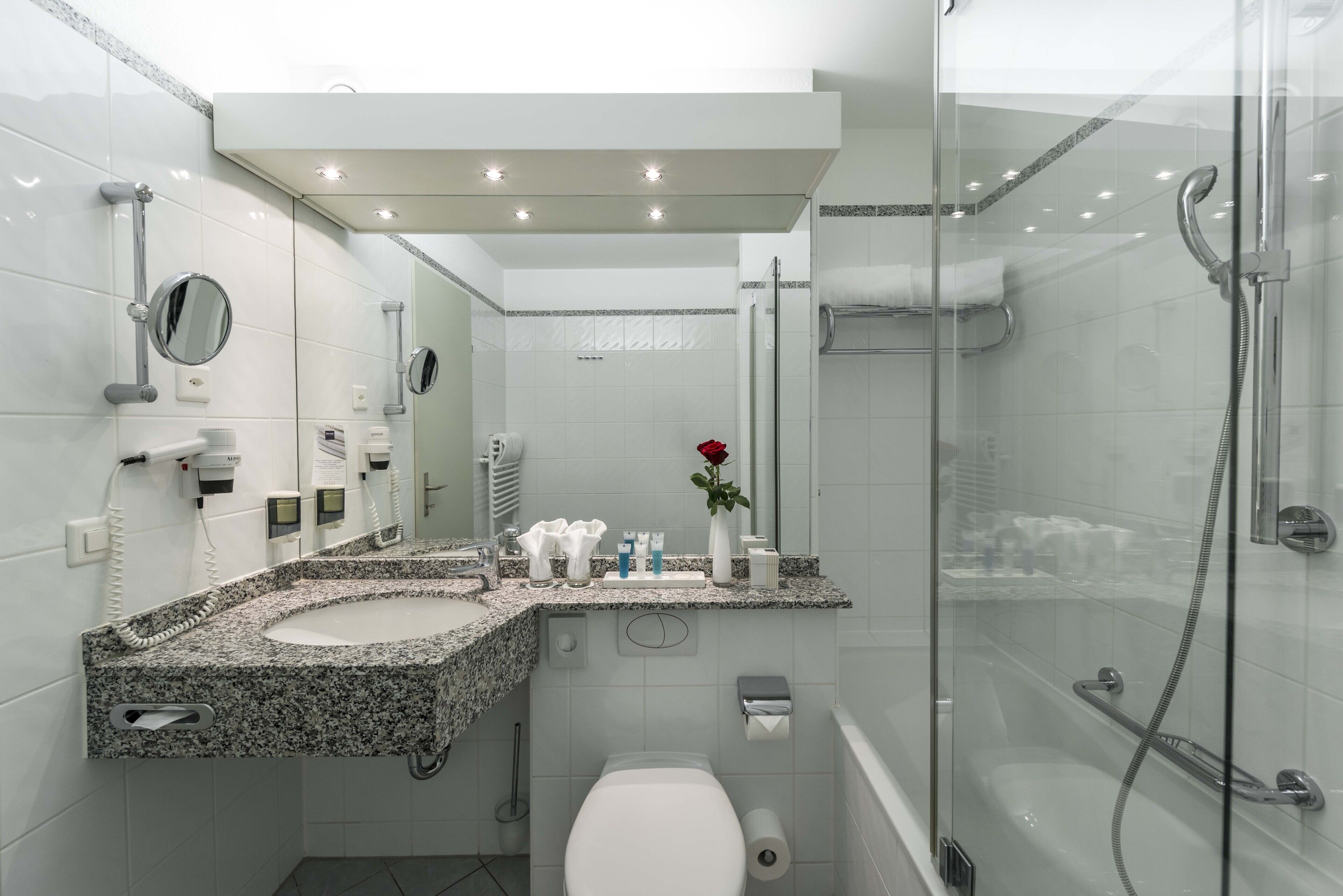 combined shower/bathtub, hair dryer, towels