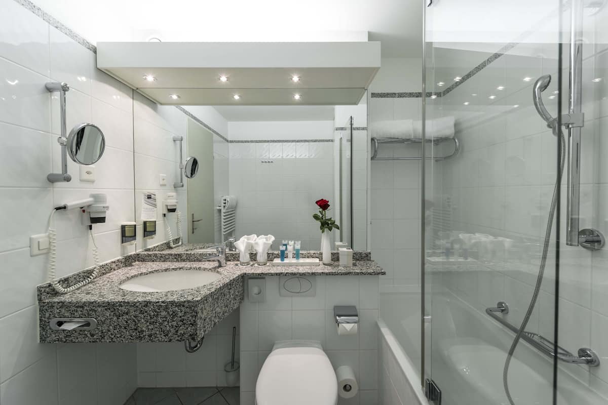 combined shower/bathtub, hair dryer, towels