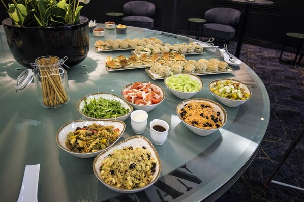 A buffet table with various dishes, including salads, pasta, and bread rolls. - NH Brussels EU Berlaymont (Brussels)
