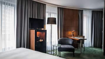 Quarto superior | Cofres nos quartos, escrivaninha, quartos à prova de som