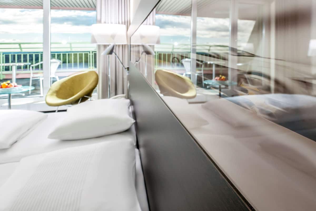 hypo-allergenic bedding, in-room safe, desk, blackout curtains