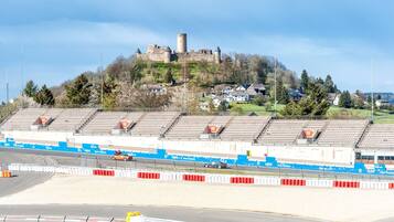 Pista de corrida com um castelo ao fundo.