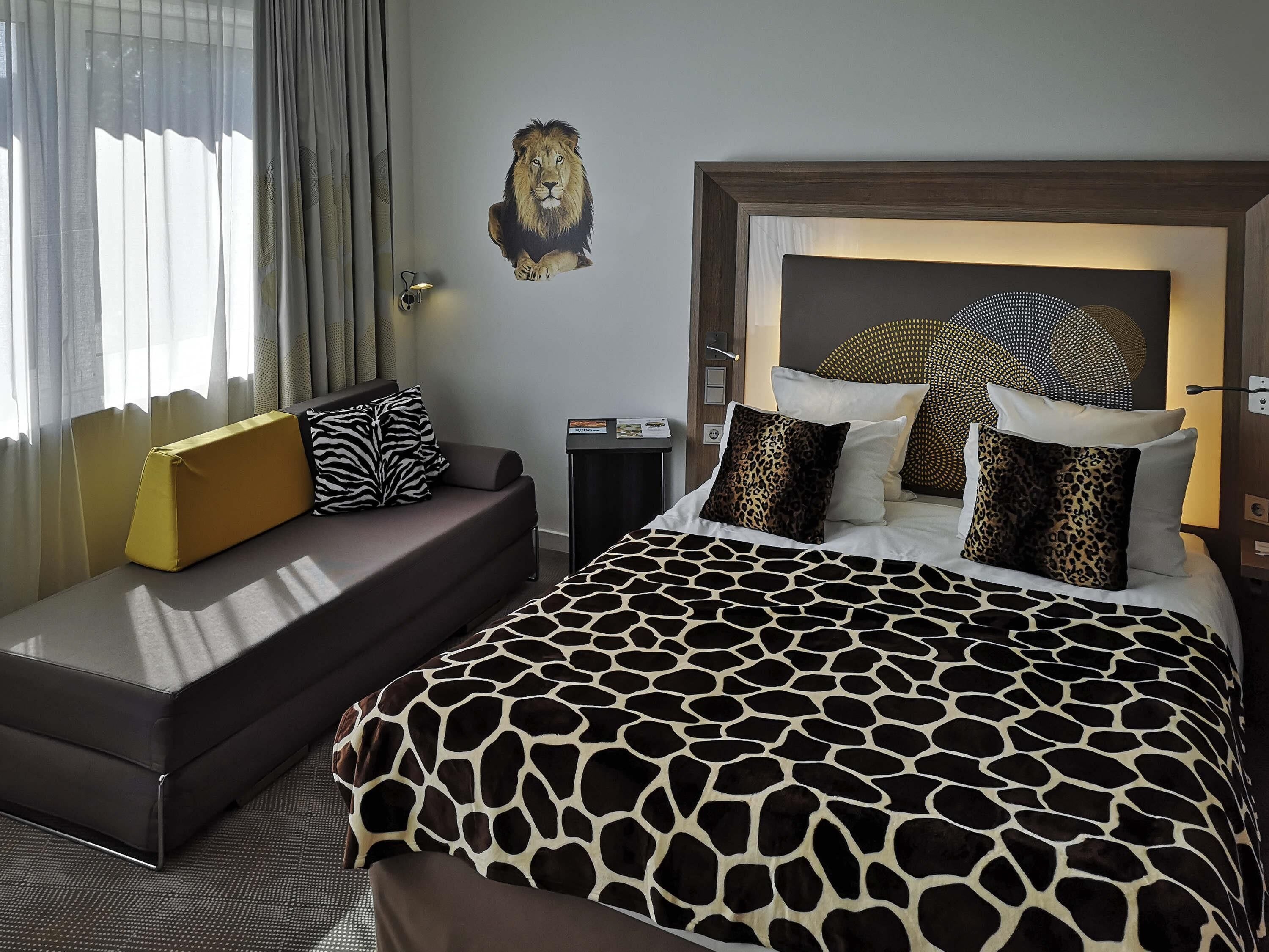 Rom, 1 dobbeltseng | Allergitestet sengetøy, safe på rommet, skrivebord og blendingsgardiner